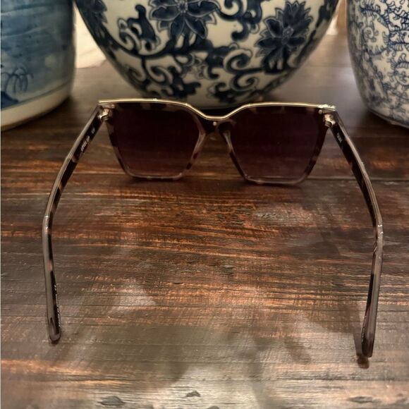 ⭐️Quay Australia Level Up 51mm Square Sunglasses in Milky Tortoise Gold edge